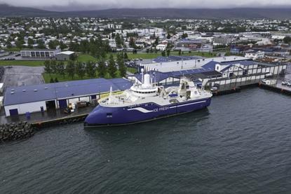 Kaldbakur EA 1 and Samherji's production plant in Akureyri