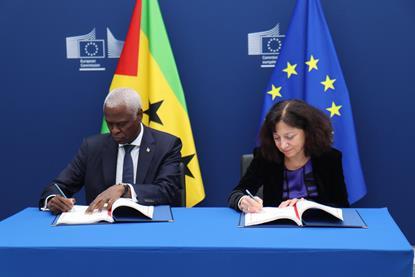 Ambassador José Cassandra of São Tomé and Príncipe and Charlina Vitcheva, Director-General for Maritime Affairs and Fisheries sign the new protocol implementing the fishery partnership agreement for the period 2025-2029