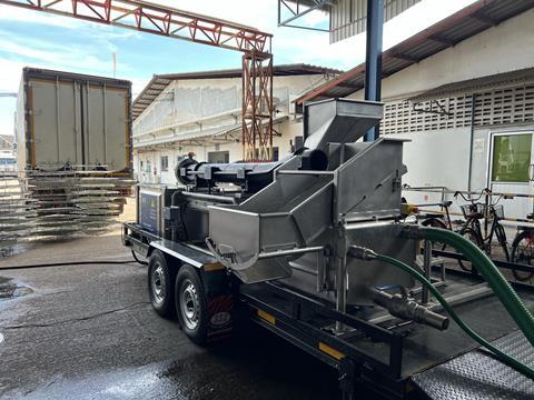 Humane stunning unit for farmed shrimp