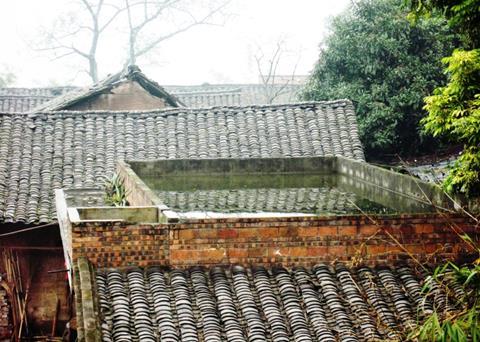 Cheap, sustainable, house roof fish ‘tanks’ in Xiangjiaba village above the Jinsha river, Sichuan Province, China. © TW : EEC Photos