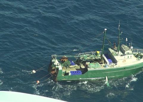 The Moira Elizabeth correctly using seabird mitigation devices as viewed from surveillance plane. Credit: AFMA