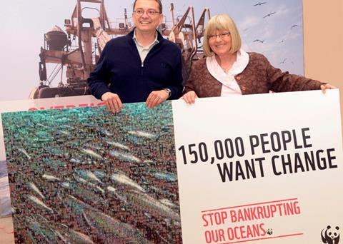 Roberto Ferrigno from WWF handing over the 150,000 fisheries petition to Ulrike Rodust, MEP and Rapporteur for the Common Fisheries Policy. © WWF/E.Scagnetti