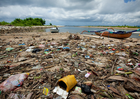 Marine litter affects communities and seas in every region of the world, and negatively impacts biodiversity, fisheries and coastal economies. Photo: UNEP GRID Arendal/Lawrence Hislop