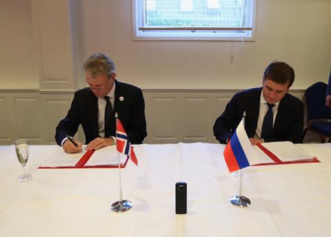 Arne Røksund and Ilja Vasiljevitsj Sjestakov sign the Norwegian-Russian agreement in Moss