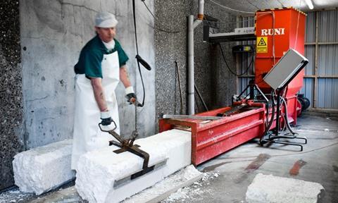 In an outbuilding, a RUNI SK370 compacts the boxes into blocks, which are palletised and then sold.