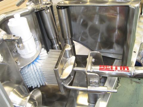 The BS – 210 SB uses both a static and revolving brush