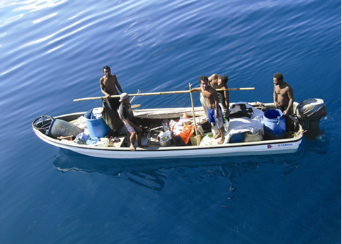 Fishers next to Shelburne reef, Papua New Guinea, 2012. Image: Valérie Allain, © SPC