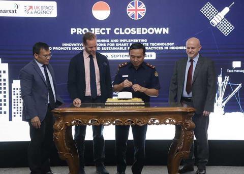 Erwis Sinisuka of Inmarsat (l) and members of the Indonesian government Photo: PT Hatfield Indonesia