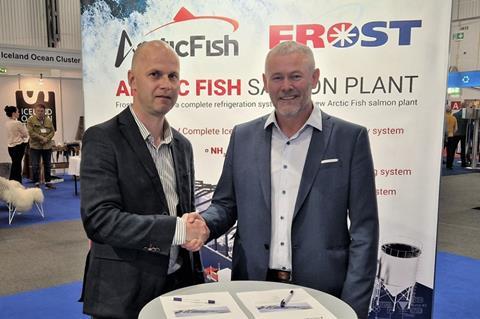 Guðmundur Hannesson, CEO of Kælismiðjan Frosts, on the right, and Stein Ove Tveiten, CEO of Arctic Fish, signed the agreement at the Icelandic Fisheries Exhibition earlier this month.