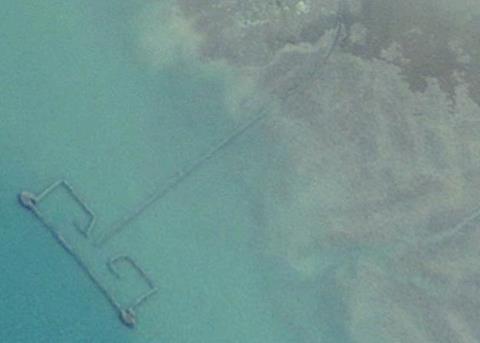 A Google Earth image of a fishing weir along the Persian Gulf coast. © 2013 DigitalGlobe/Google Earth
